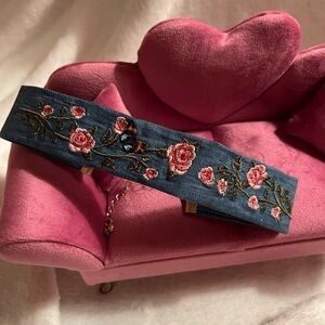 NWOT Floral embroidered choker